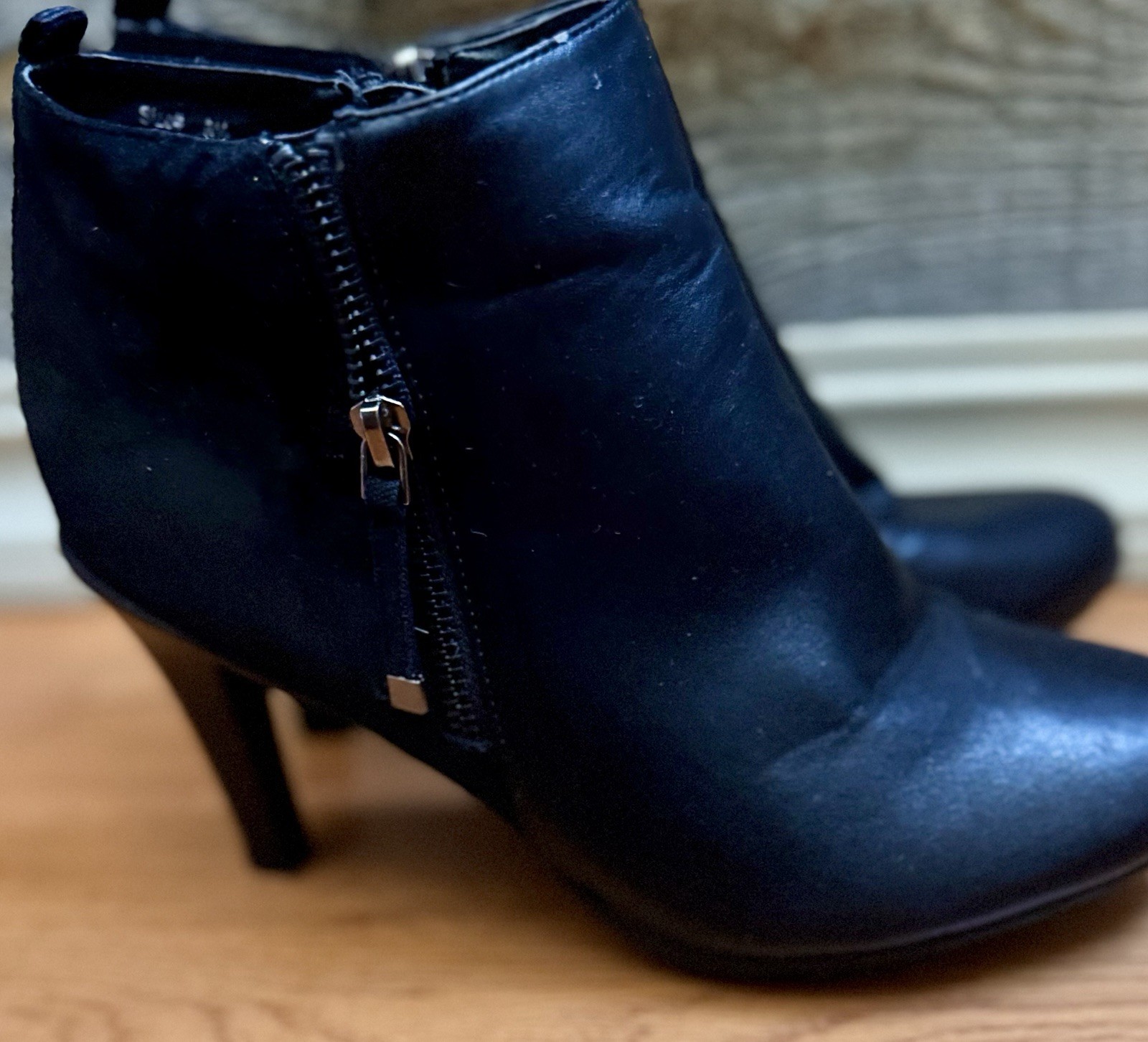 Women’s maurices Black Synthetic Ankle Bootie Zip Accent Stiletto Closed Toe 7.5