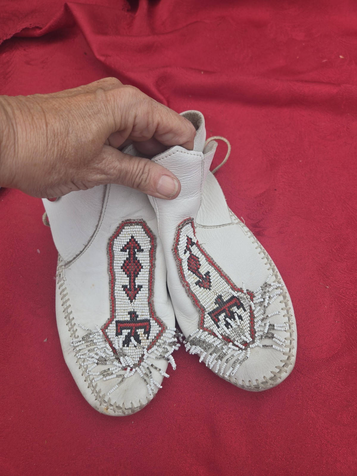 Minnetonka 9811 White Leather Beaded Concho Ankle Boots – Sz. 6