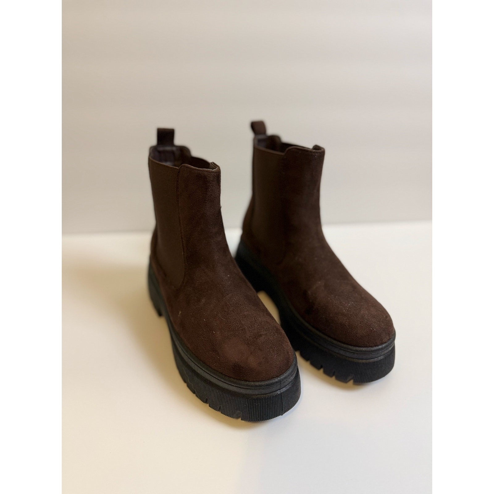 NWOT Wild Diva Munich Dark Brown Suede Platform Chelsea Boots W 6.5 Nordstrom