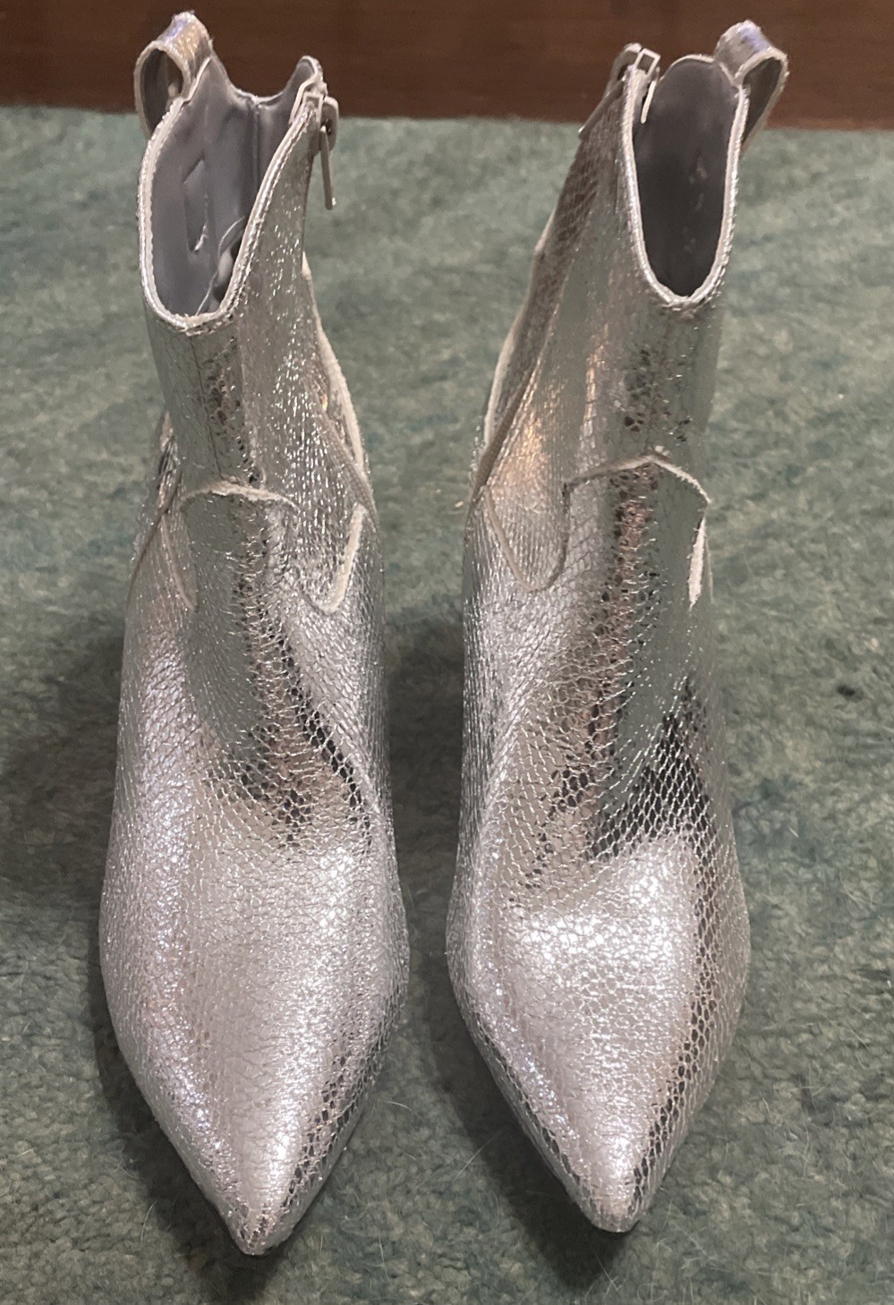 Guess Women’s Metallic Silver Ankle Boots Size 9 1/2 M NEW