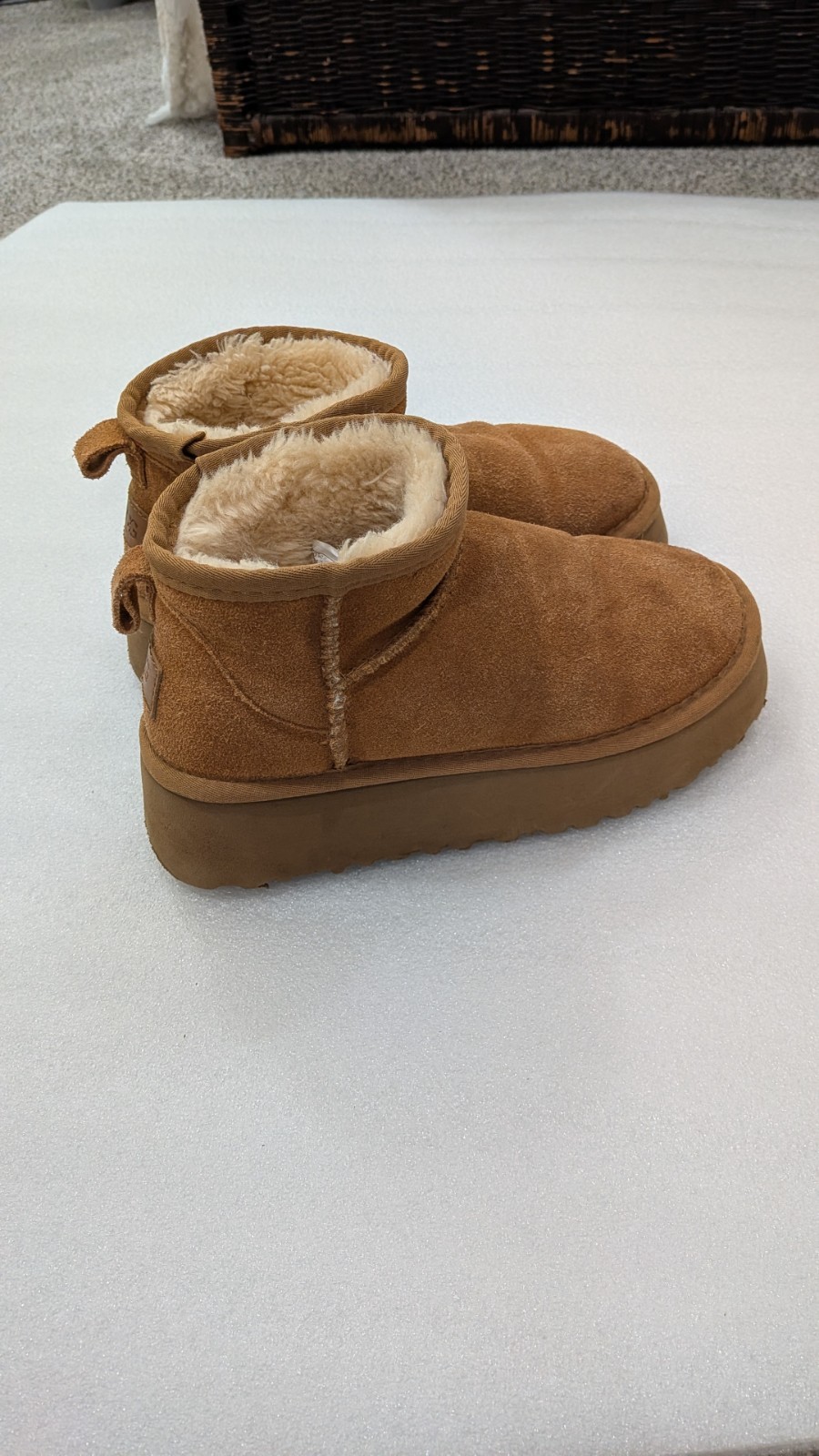 UGG Women’s / Girls Classic Ultra Mini Boots Authentic Size 4