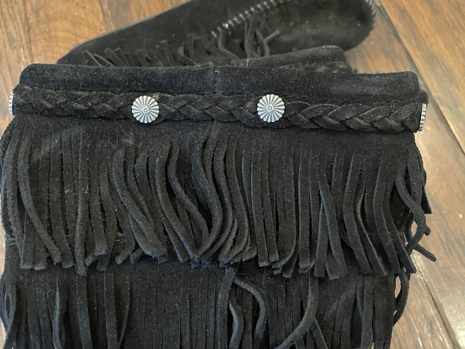 Minnetonka 5 Layer Fringe Boots With Conchos. Size 8