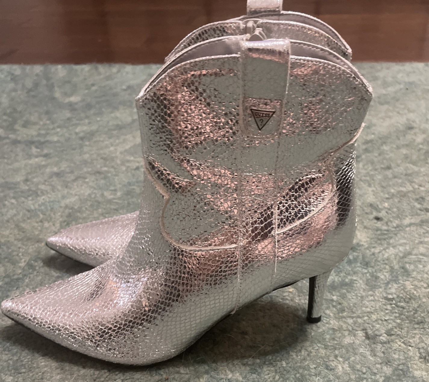 Guess Women’s Metallic Silver Ankle Boots Size 9 1/2 M NEW