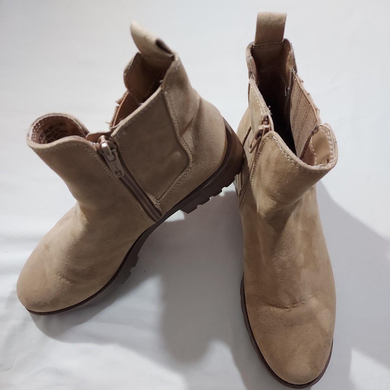 Time and Tru Women’s Faux Suede Ankle Boots Memory Foam Low Heel Zip Up Size 8