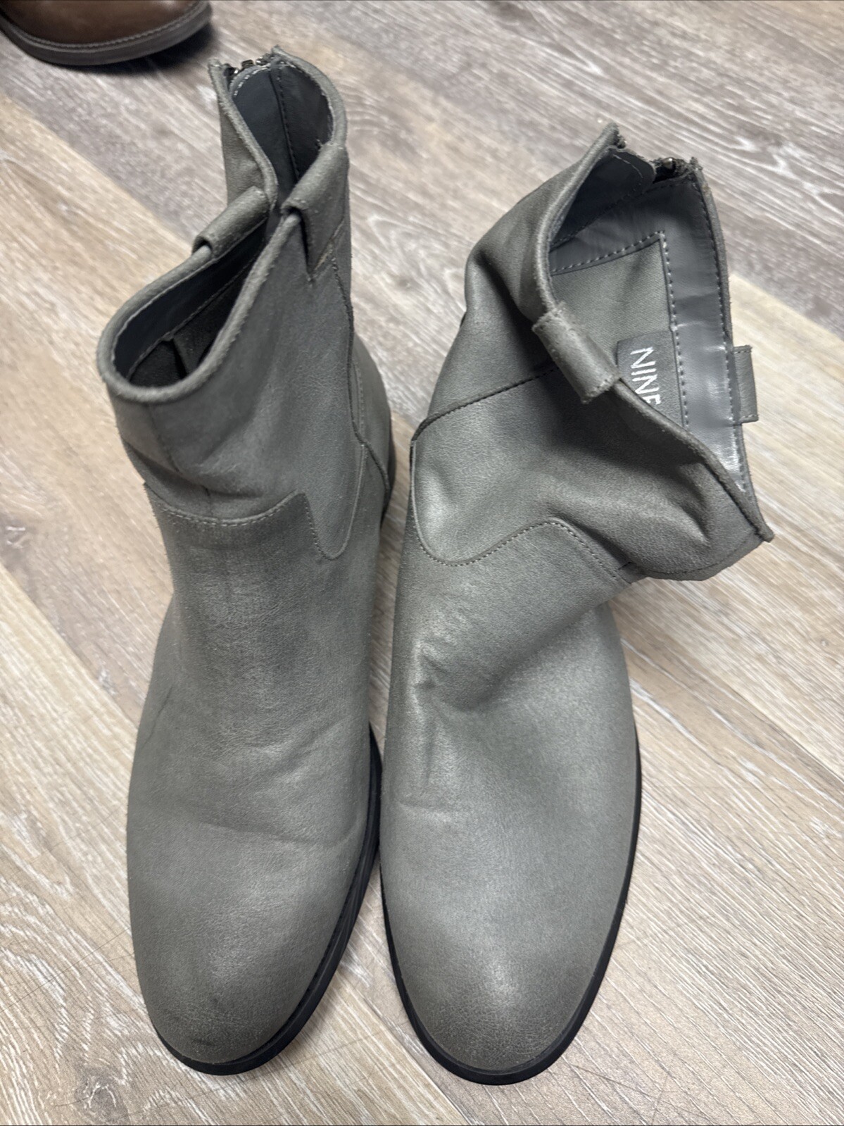 Nine West Solid Gray Size 8.5M Closed Toe Ankle Shaft Zip In Back