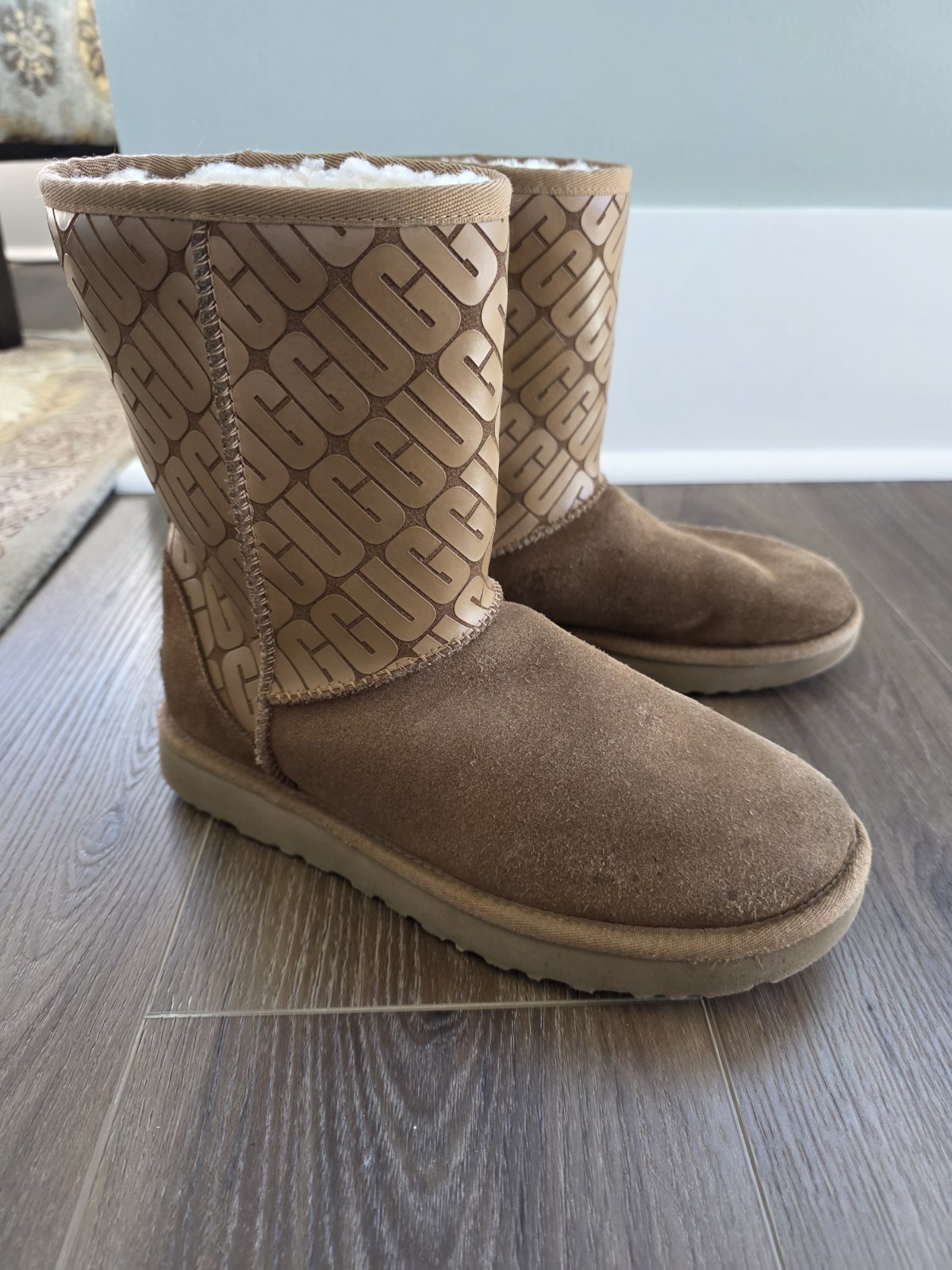 UGG WOMAN’S 9 CLASSIC SHORT II UGG LOGO All OVER BOOTS 1129450