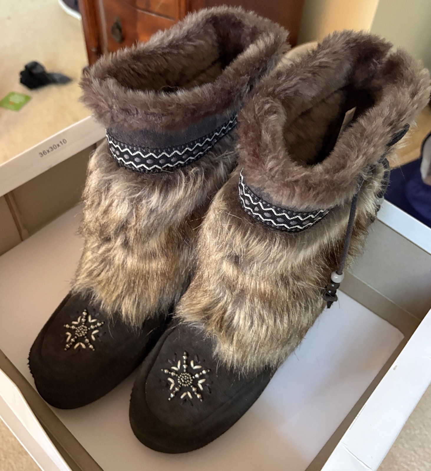 Minnetonka Spokane Mukluk Short Bead Boots Size 8.5 NWB