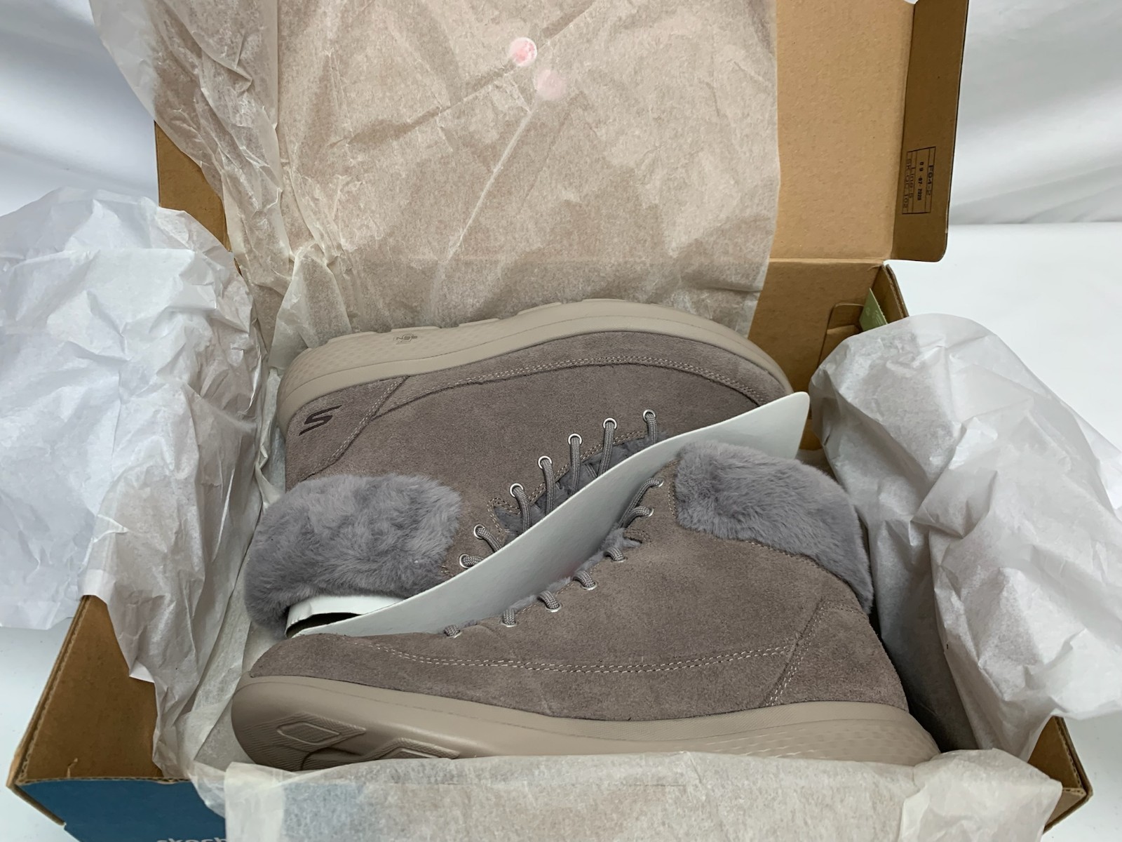 Women’s Skechers On-the-Go City 2 Winter Chill Boots Style Dark Taupe 10 WIDE