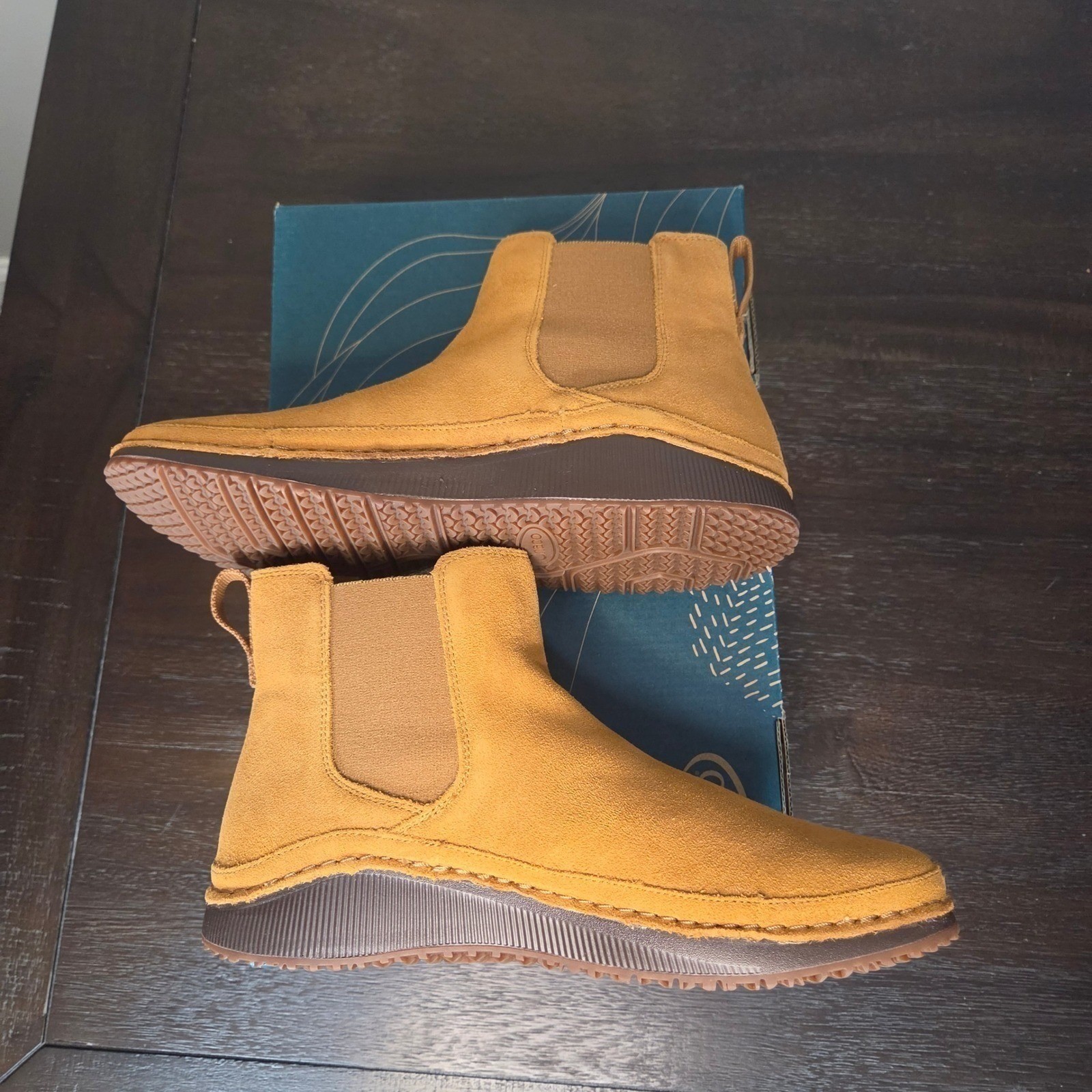 Chaco Paonia Chelsea Boots Womens 9 NIB Suede Comfort Arch Support Ankle Boot