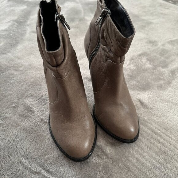 Harley Davidson Gray Slouchy Heeled Boots Leather Women’s size 8.5