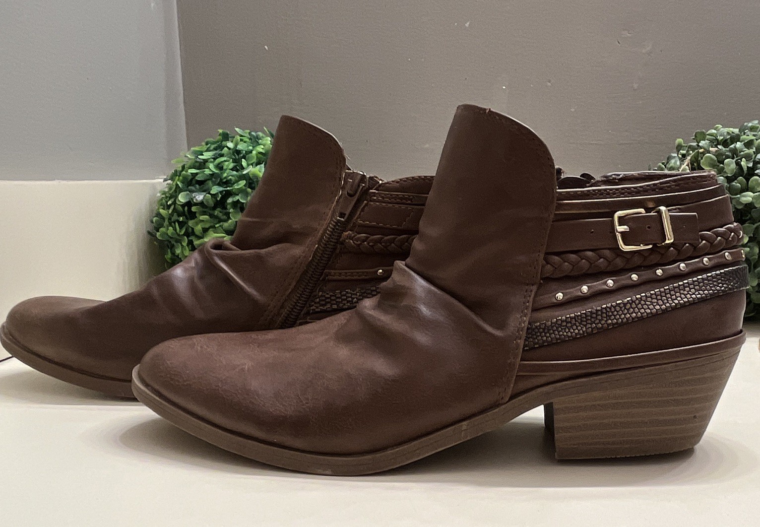 R2 Women’s Brown Faux Leather Ankle Bootie Round Toe Zip Buckle Studded 9M