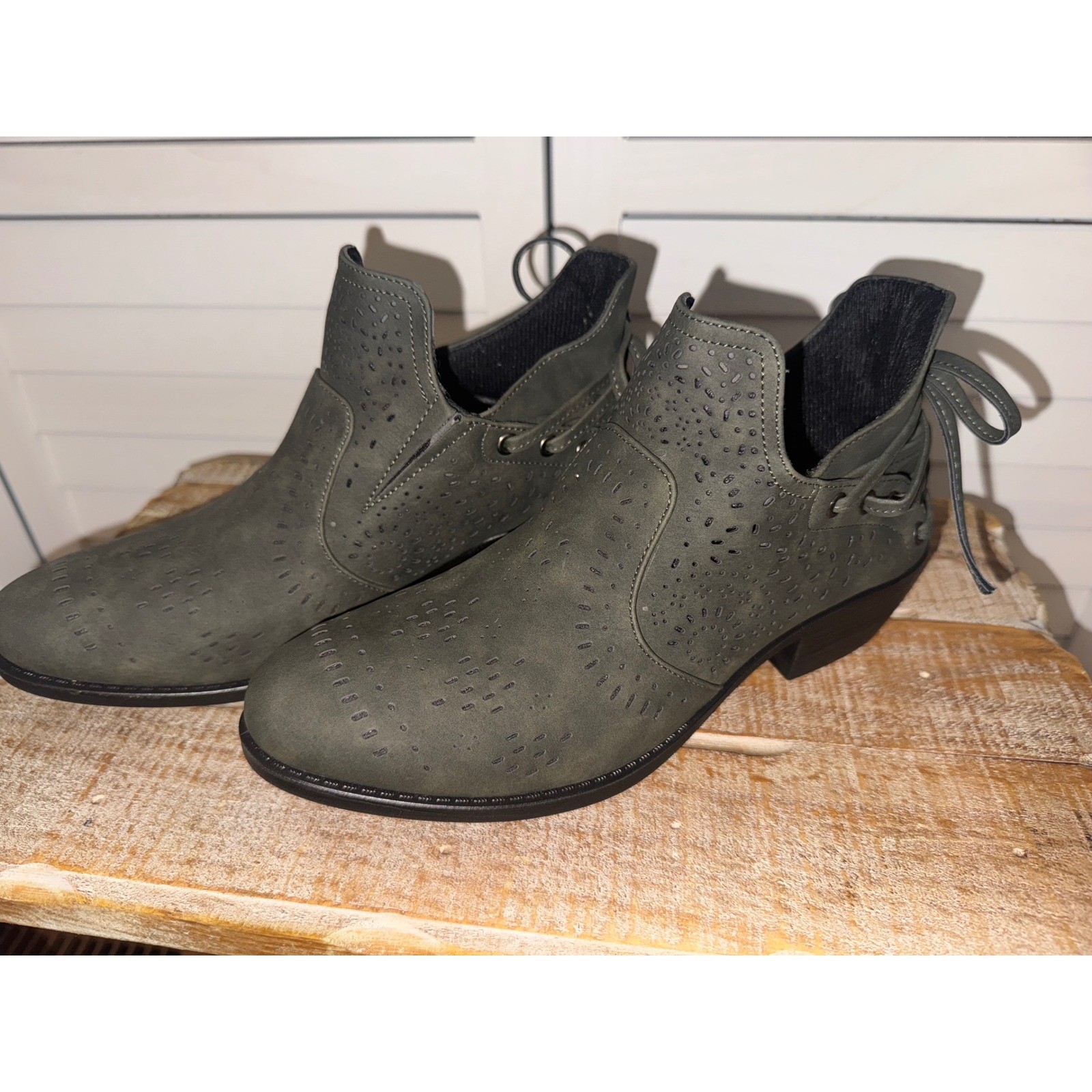 Aerocushion Olive Green Faux Suede Cutout Ankle Booties Women’s Size 7.5M