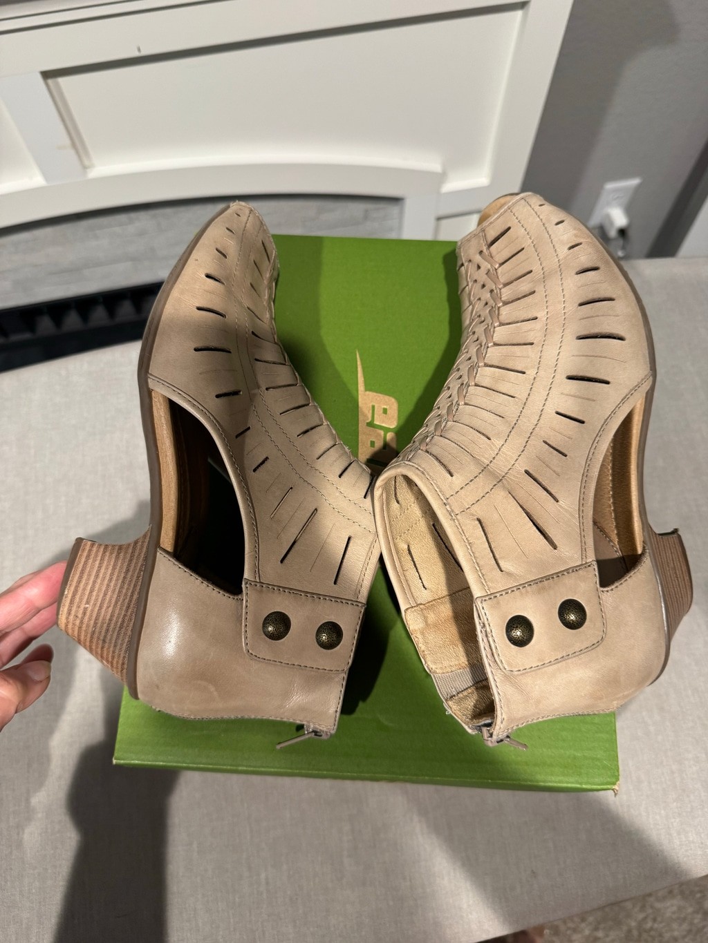 Women’s Earth Vicki Ankle Booties Size 10 Light Pecan Soft Leather Adjustable