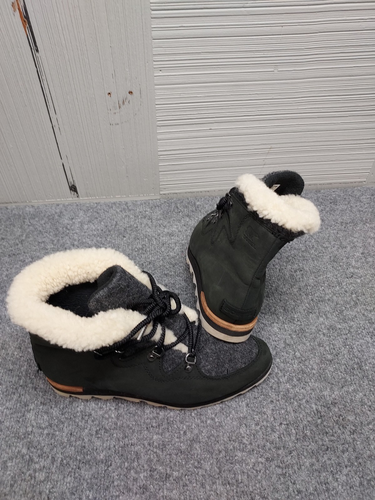 Sorel Sneakchic Alpine Women Holiday Boot 9 Green Lace Up Fur Trim Comfort Shoes