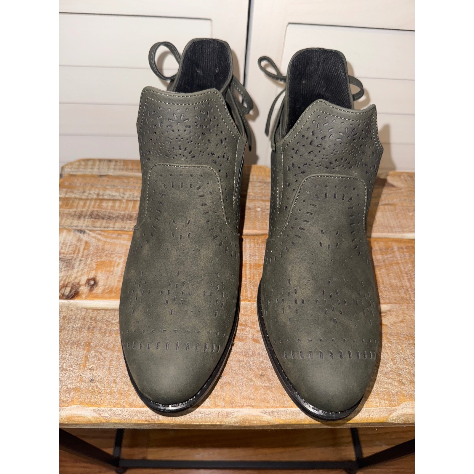 Aerocushion Olive Green Faux Suede Cutout Ankle Booties Women’s Size 7.5M