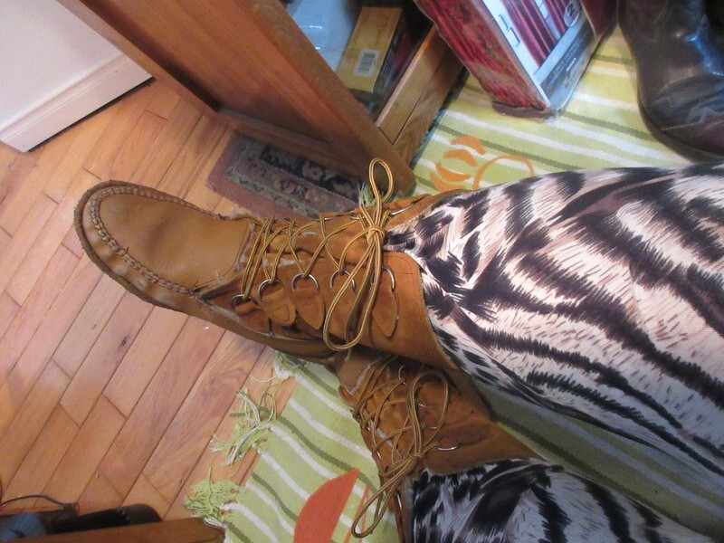 #195 Women Mukluk Bastin Bros moccasin boots size 9 leather 50s
