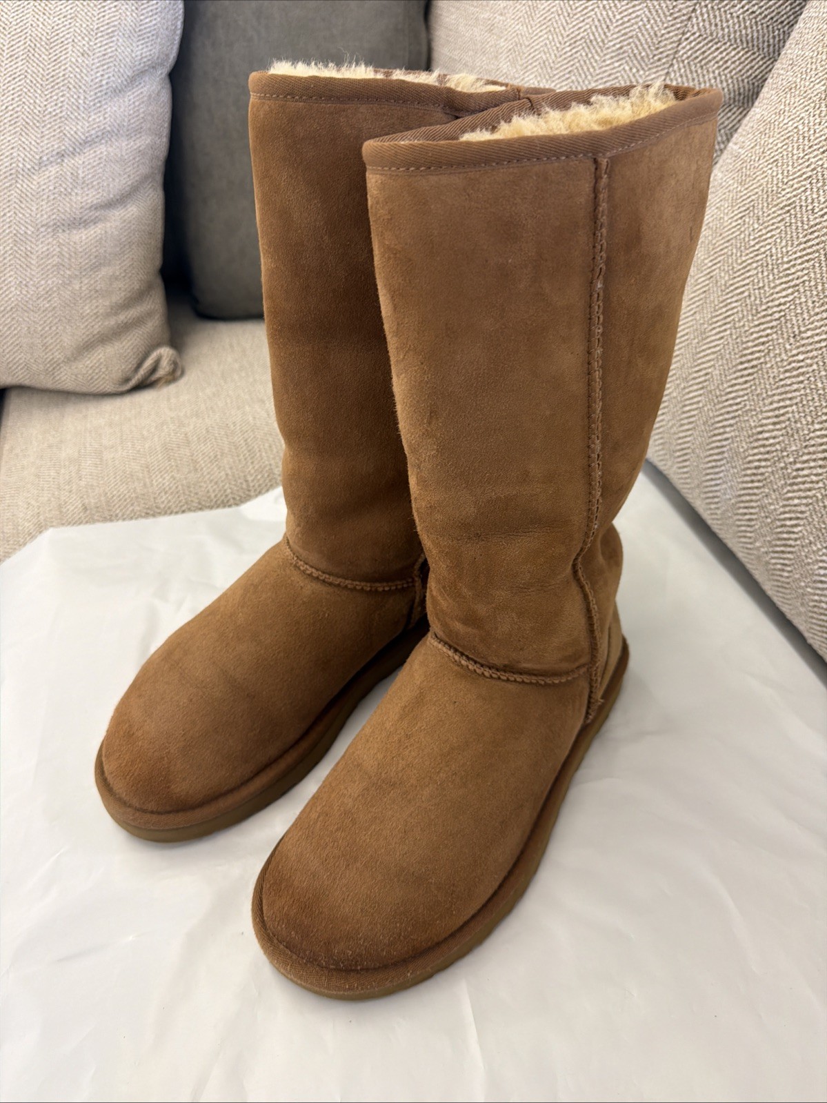 UGG Australia Classic Tall II Womens Winter Boots – Size 8, Chestnut