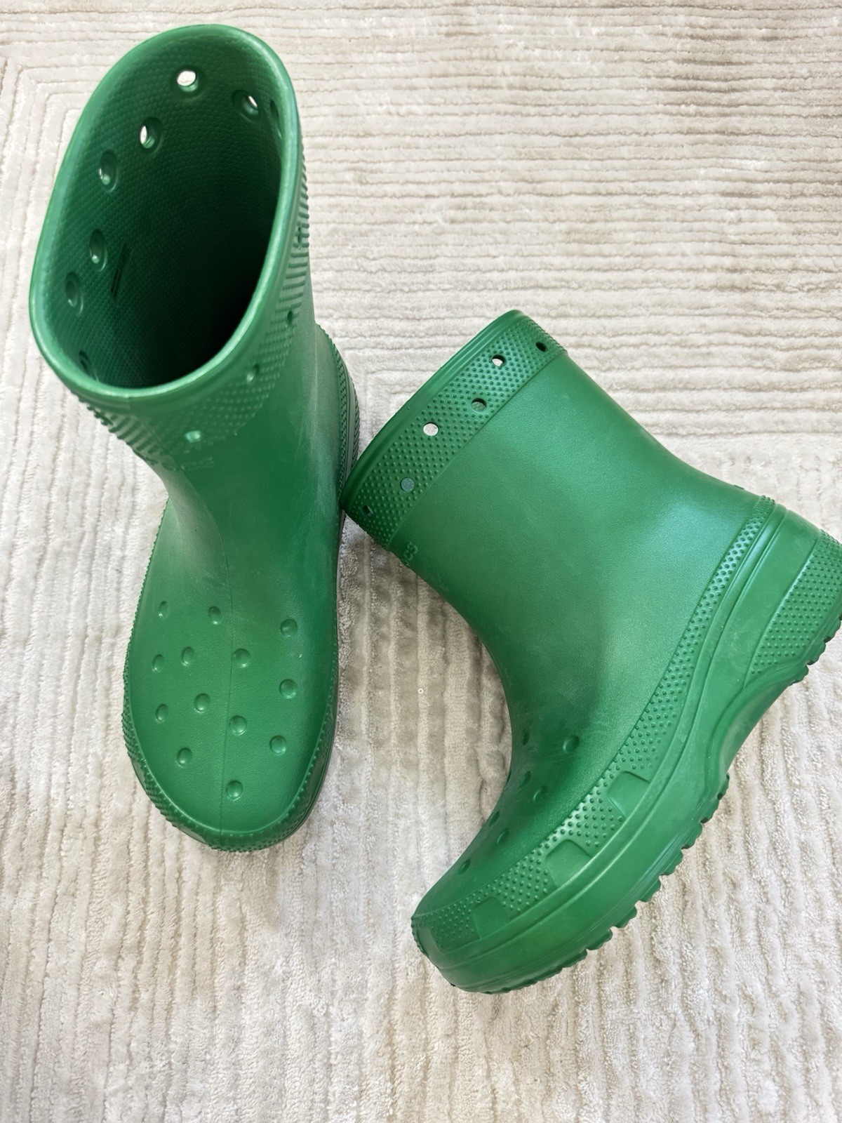 New Crocs Classic Boots in the color Green Ivy Size W10/M8
