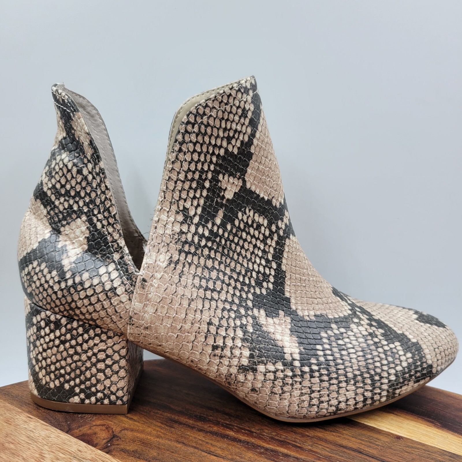 Steve Madden Rockir Ankle Boots Women’s 7M Snakeskin Embossed Cut Out Booties