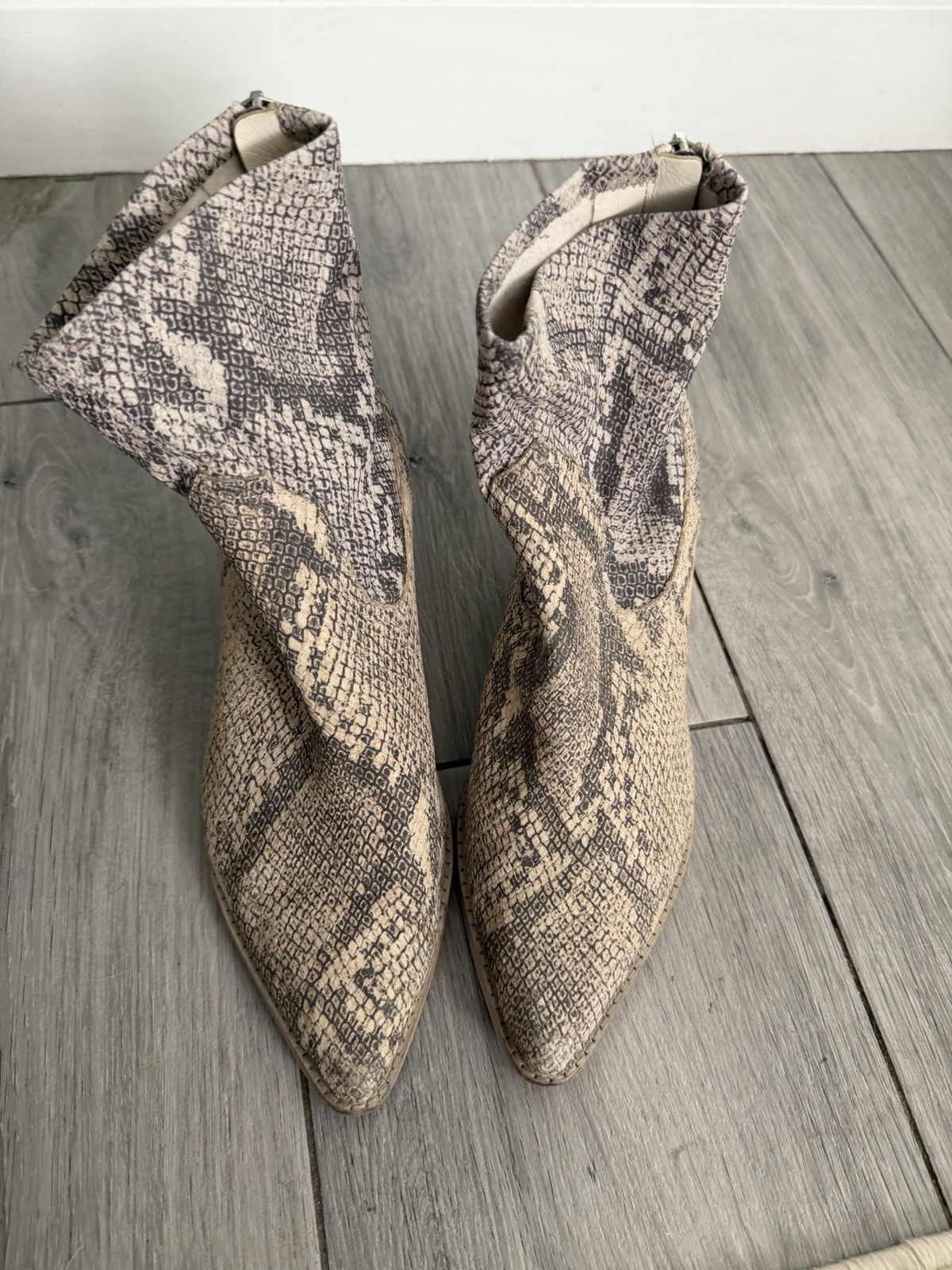 Dolce Vita Women’s US 8 Beige/Gray Snakeskin Synthetic Ankle Bootie Zip