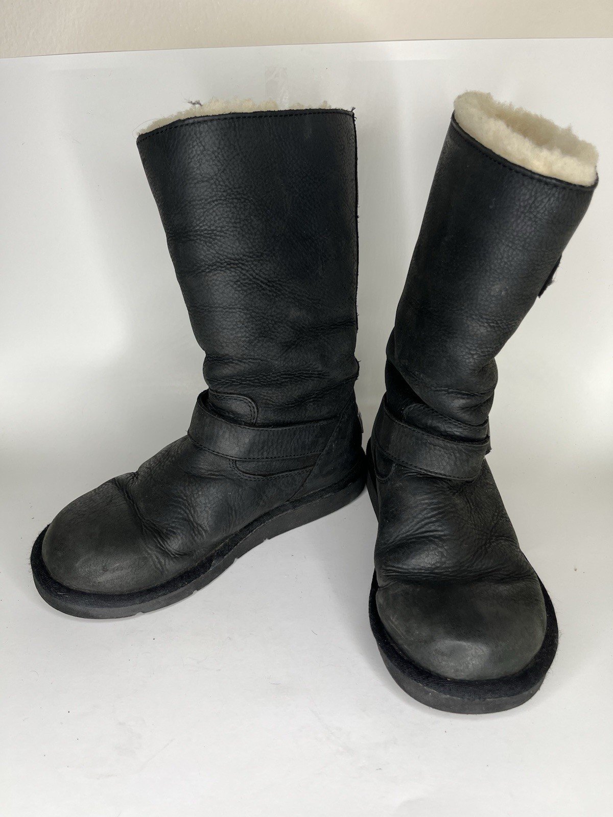 UGG 5678 KensingtonBlack leather Shearling Lined Buckle Moto Boots Women Sz 6