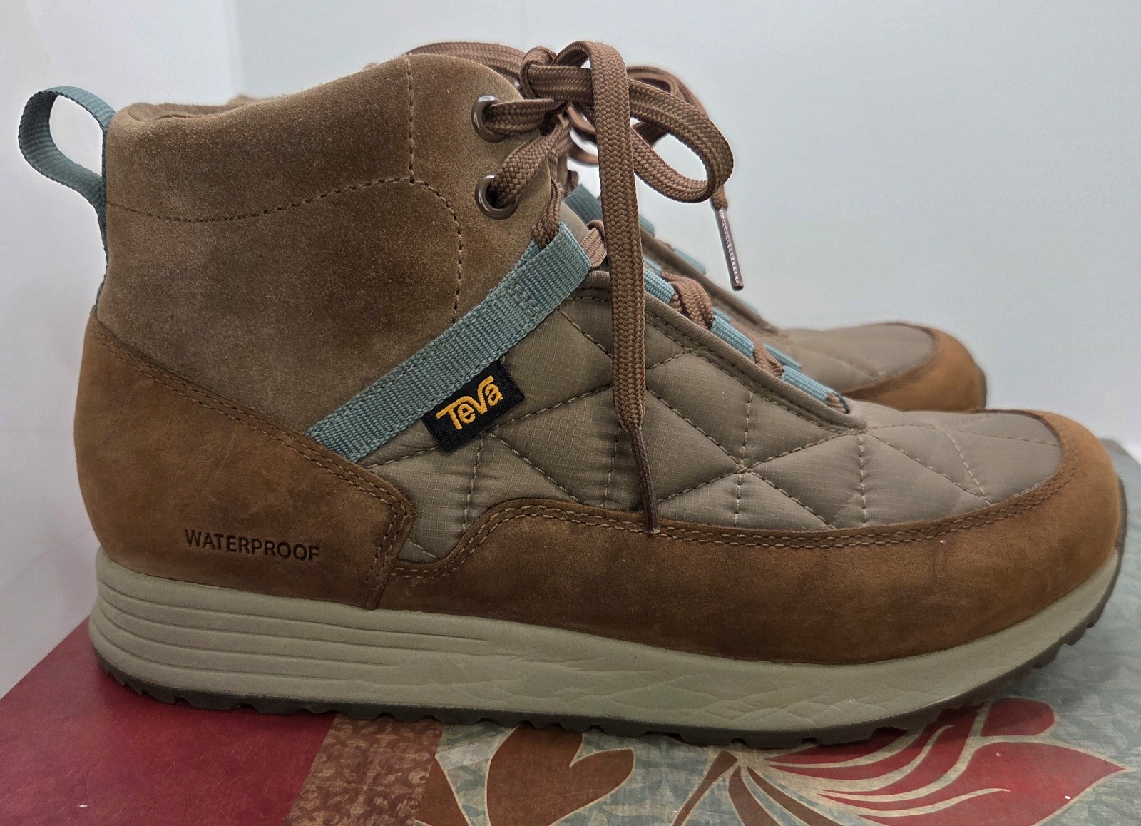 Teva Ember Commute Waterproof Boots Woman’s 8 Quilted & Suede Brown Beige