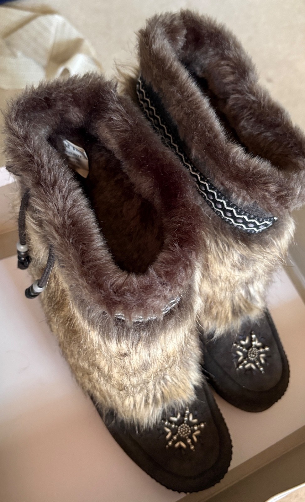 Minnetonka Spokane Mukluk Short Bead Boots Size 8.5 NWB