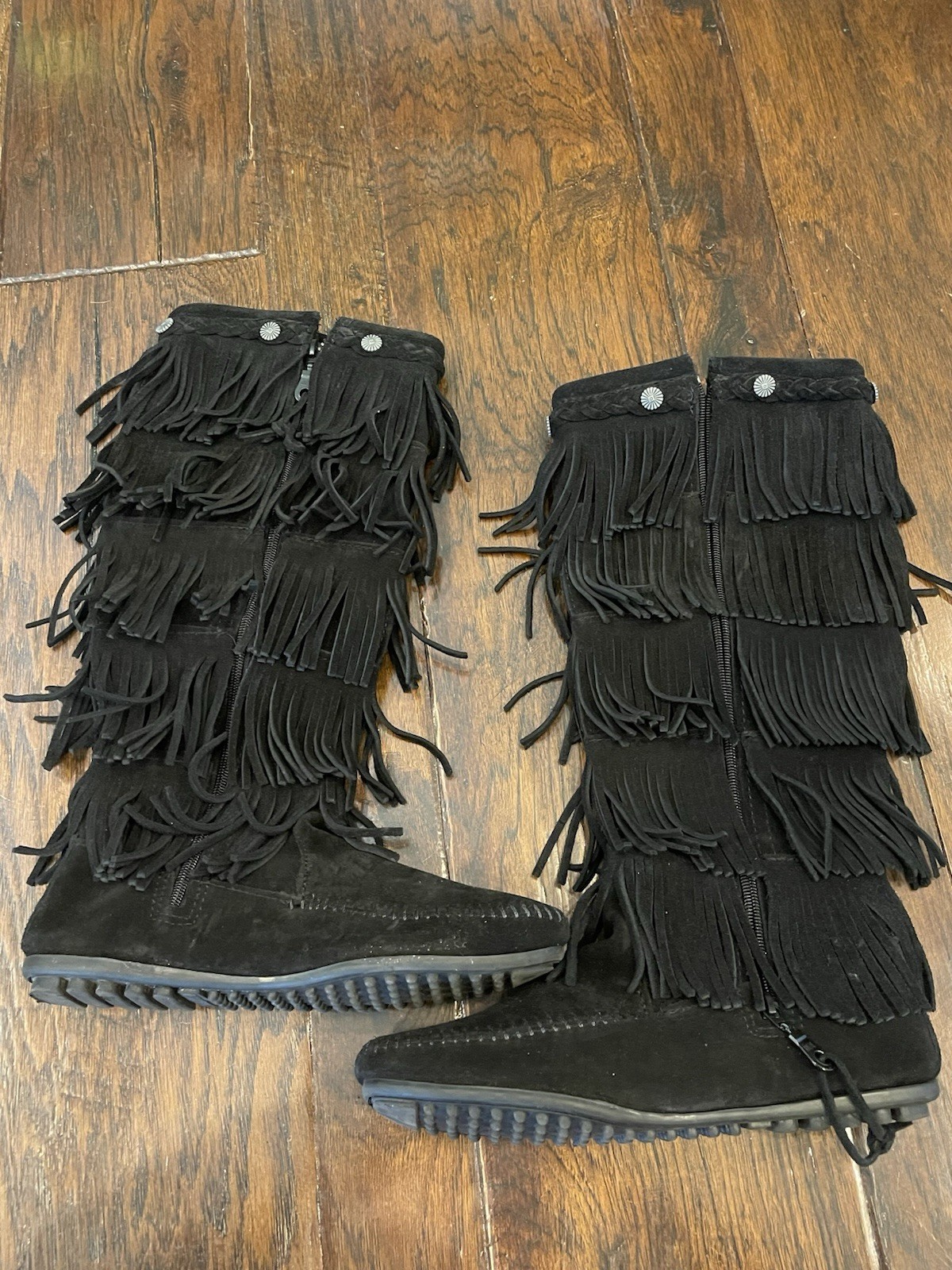 Minnetonka 5 Layer Fringe Boots With Conchos. Size 8