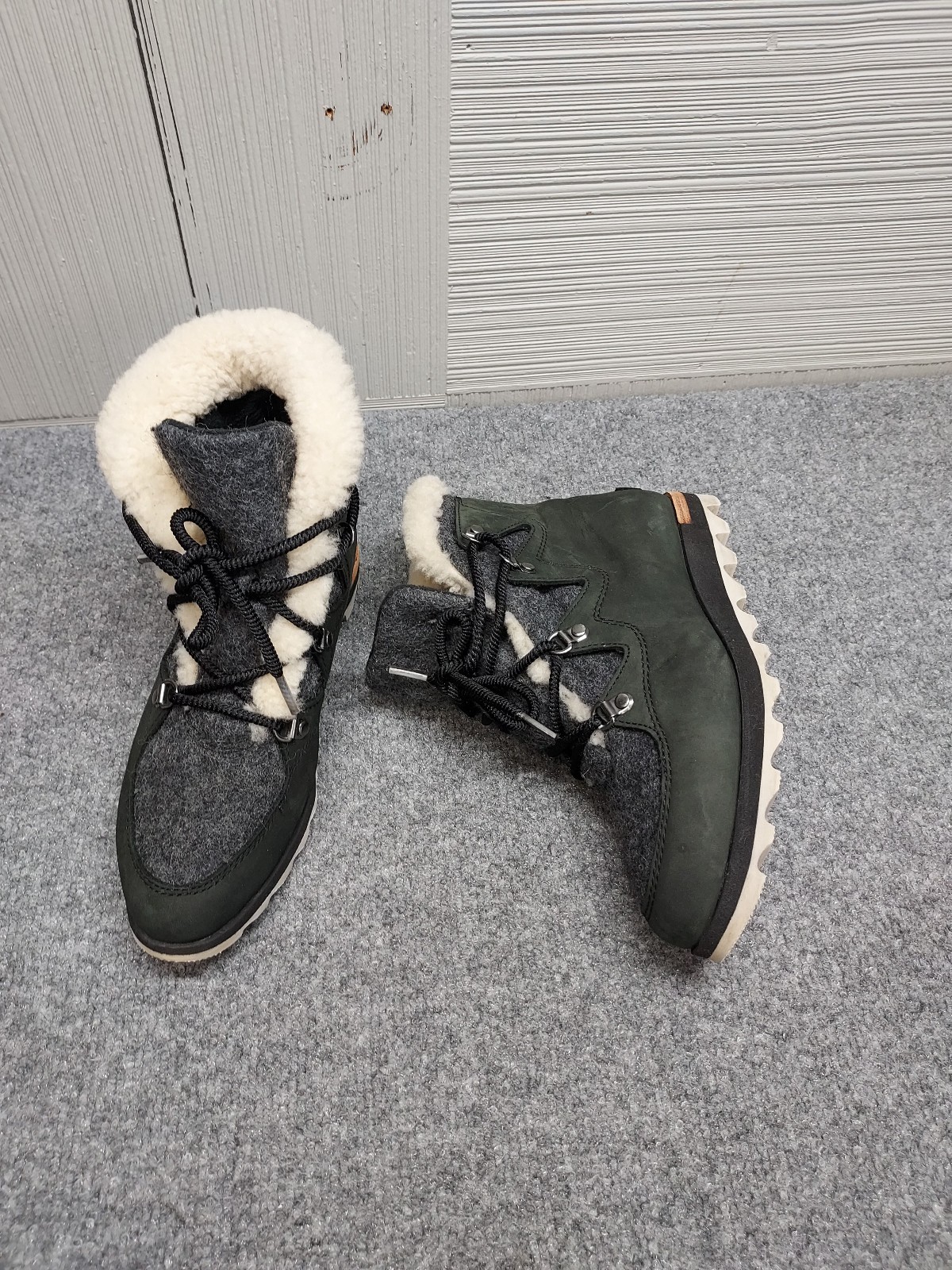 Sorel Sneakchic Alpine Women Holiday Boot 9 Green Lace Up Fur Trim Comfort Shoes