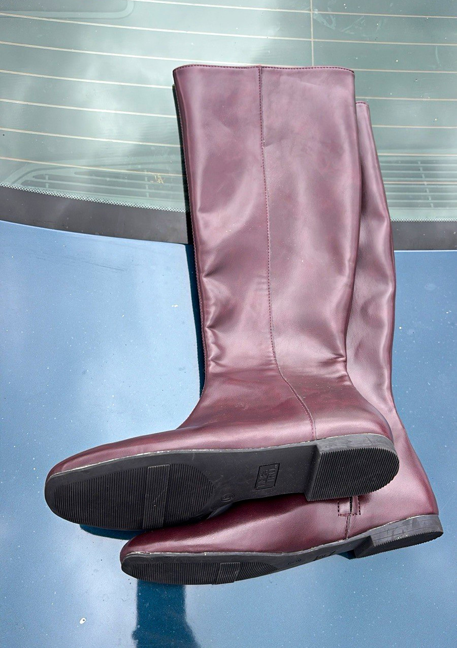 Time and Tru Women’s Burgundy Faux Leather Knee High Zip Boots Size 6