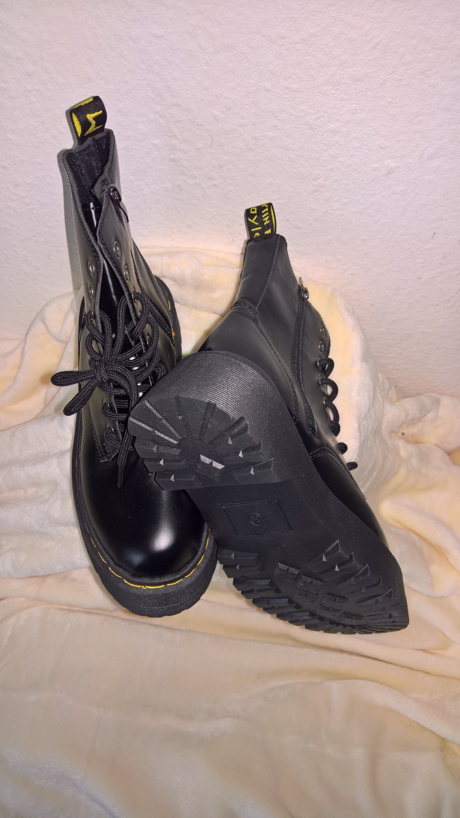ANKLE LENGTH BOOTIES SIZE IN POLISHED BLACK SIZE 39, CLASSIC AND ELEGANCE.