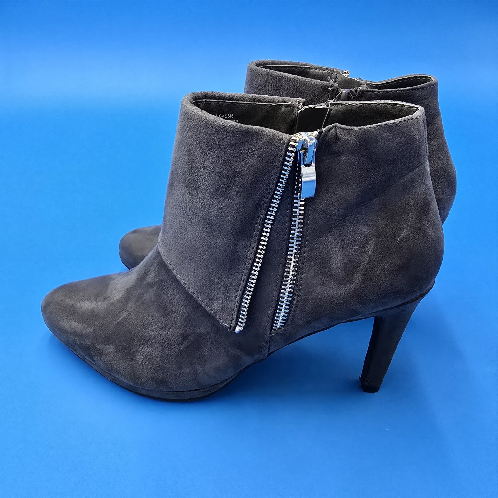Madeline Cassie Booties Womens SZ 9M 3.5″ Heel Grey Zipper Silver EUC