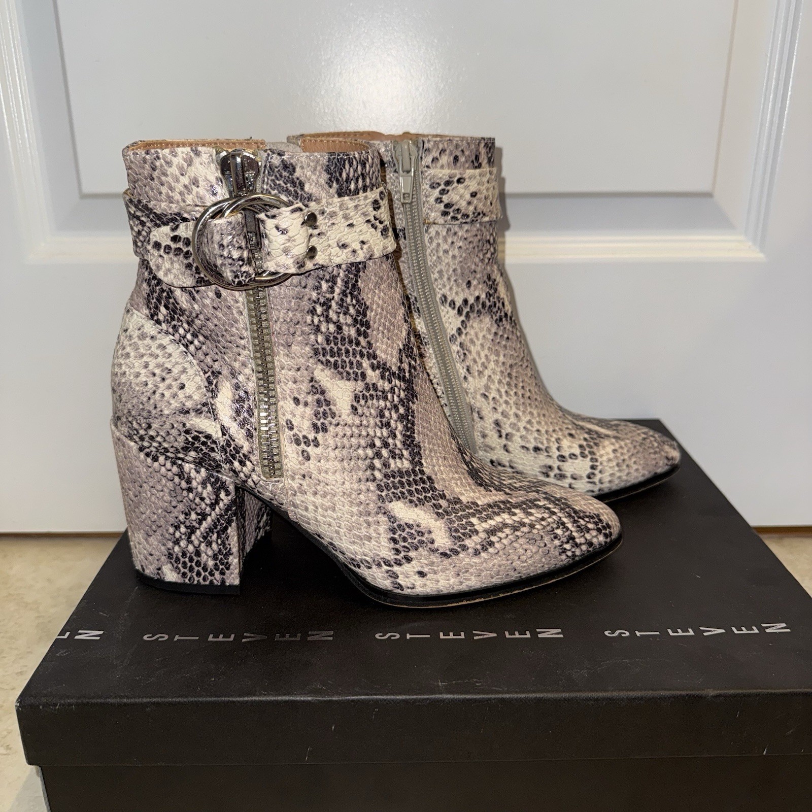 Steven by Steve Madden Johannah Snakeskin Pointed Ankle Bootie Zip Buckle 7