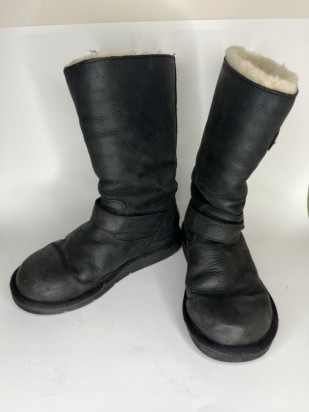 UGG 5678 KensingtonBlack leather Shearling Lined Buckle Moto Boots Women Sz 6