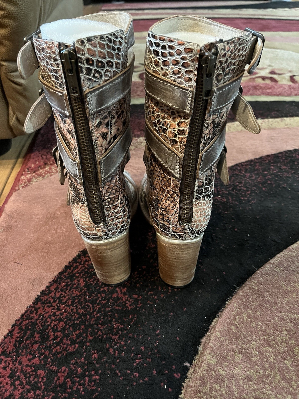 Freebird Bond EUC Gladiator grey & pink snake print open toe bootie RARE size 8