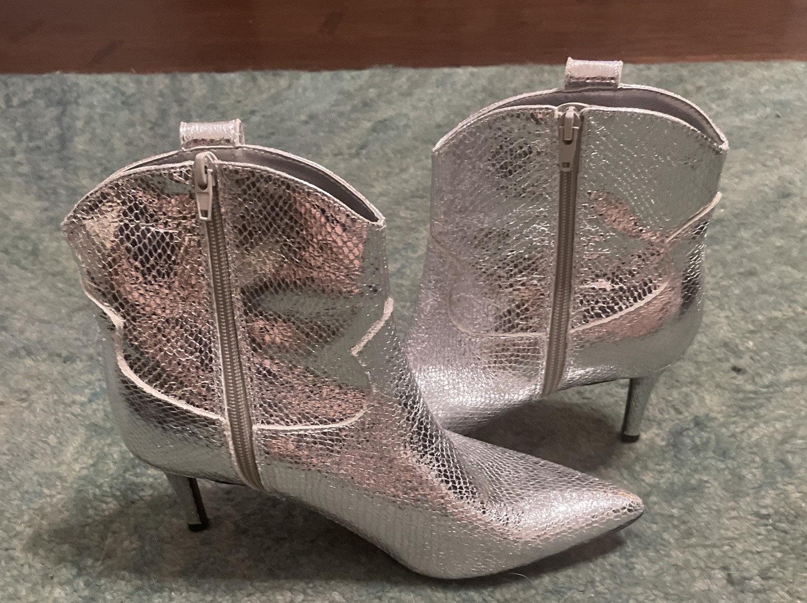 Guess Women’s Metallic Silver Ankle Boots Size 9 1/2 M NEW