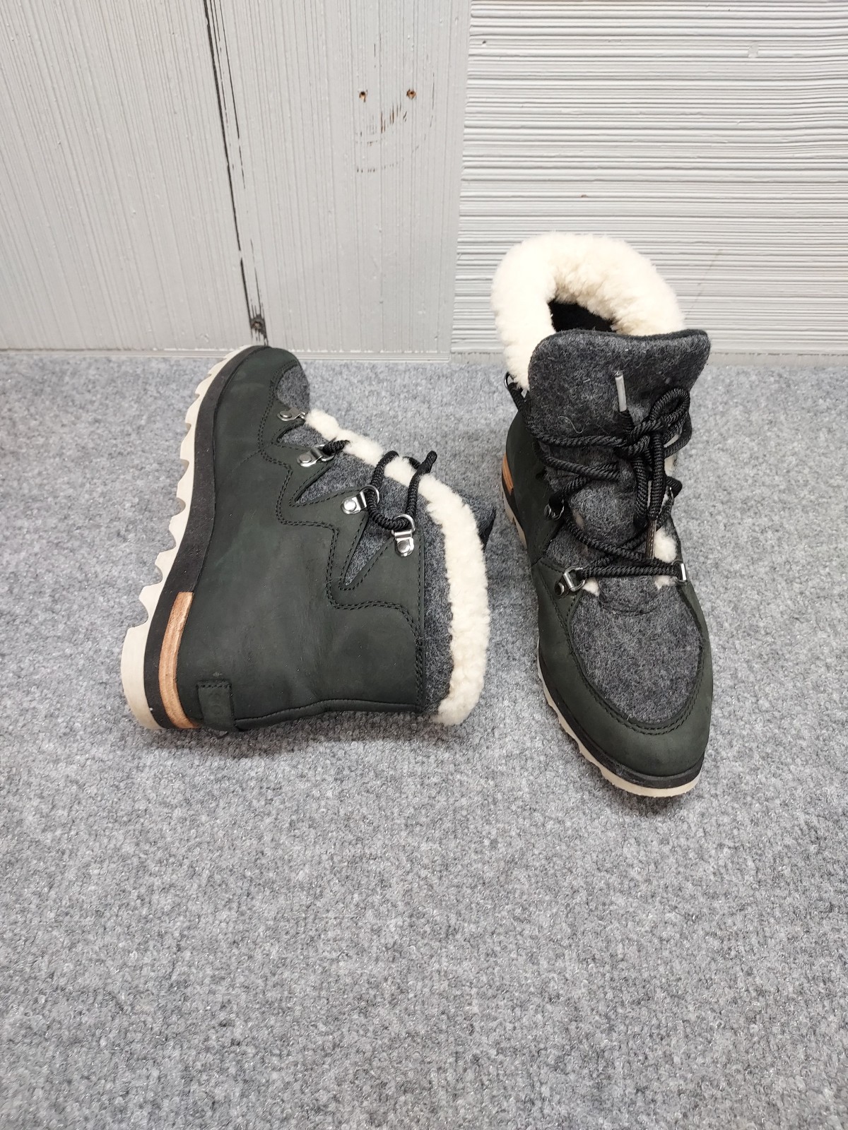Sorel Sneakchic Alpine Women Holiday Boot 9 Green Lace Up Fur Trim Comfort Shoes