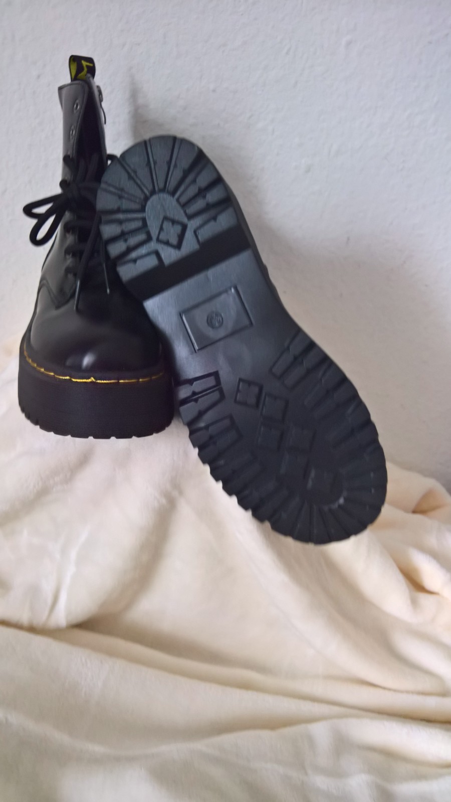 ANKLE LENGTH BOOTIES SIZE IN POLISHED BLACK SIZE 39, CLASSIC AND ELEGANCE.