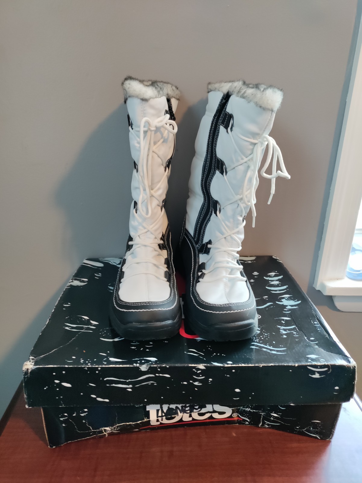 Totes All Weather Boots Women’s Sz 9M White Black Faux Fur Lace Up Winter Boots