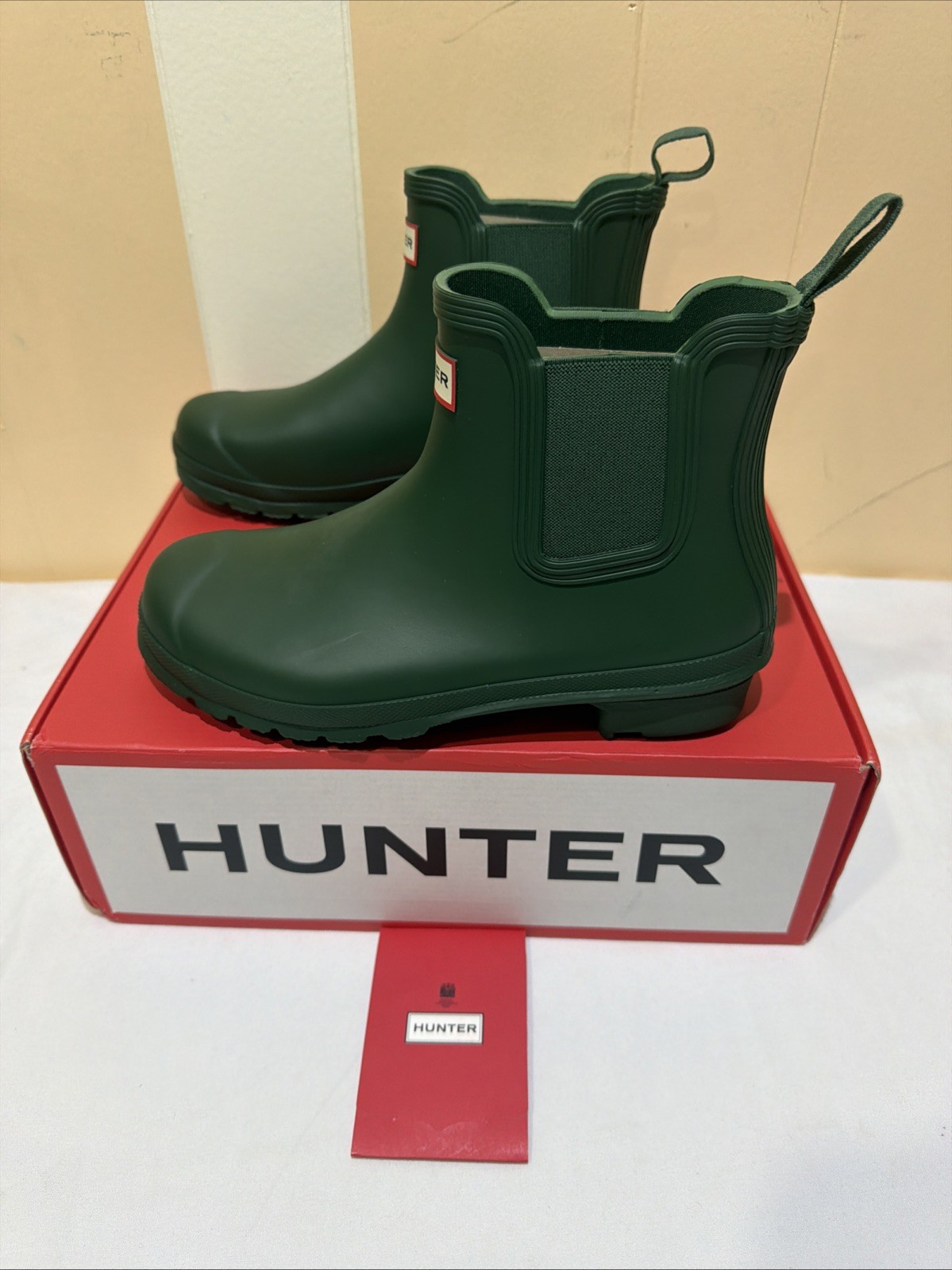 HUNTER WOMENS CHELSEA BOOT, HUNTER GREEN WOMEN. Size US 8 GREEN. New