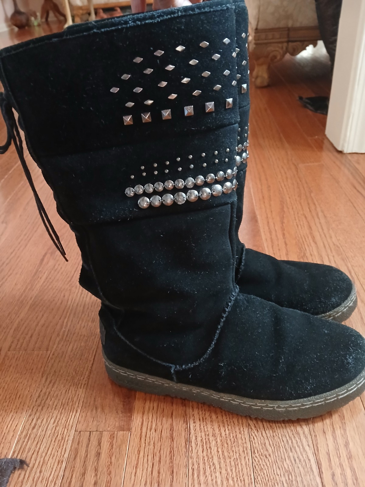 Black suede Bearpaw Silverton studded & laced winter boots Sheepskin sz 10