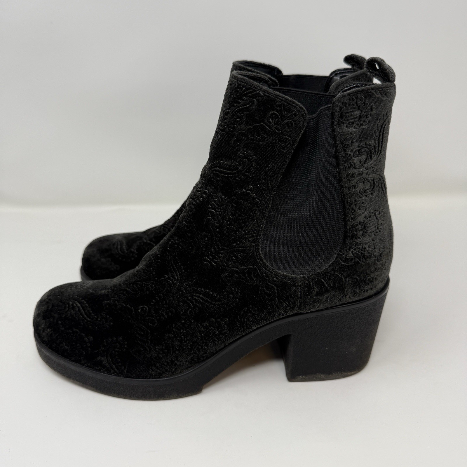 Indigo Rd Black Crusona Velvet Embossed Paisley Boots size 9 Chunky Heel Y2K