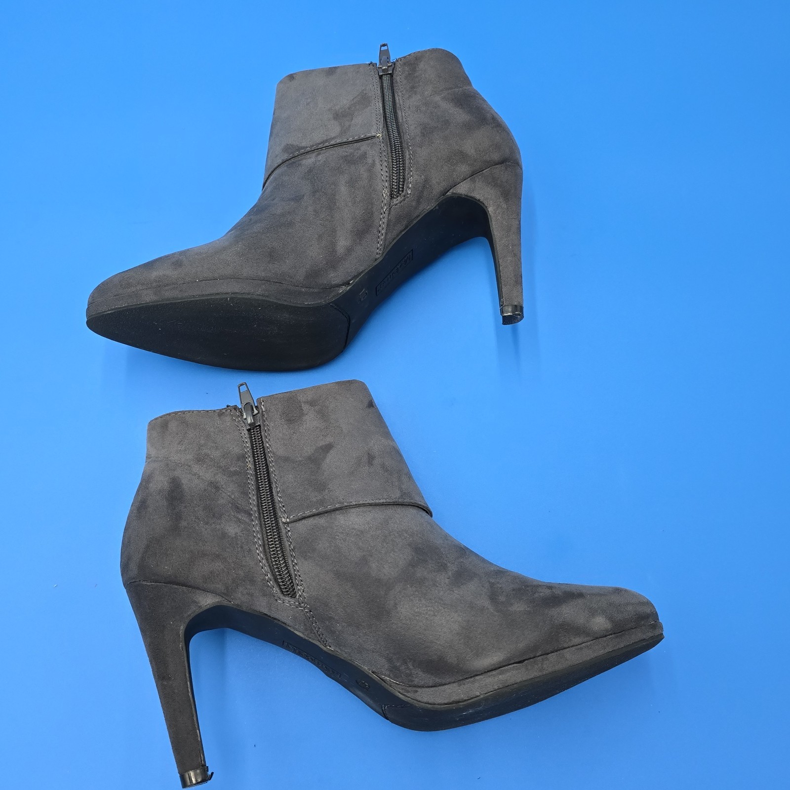 Madeline Cassie Booties Womens SZ 9M 3.5″ Heel Grey Zipper Silver EUC