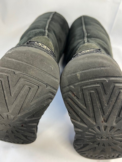 UGG Australia Classic Womens Winter Boots – Size 8.5 Black