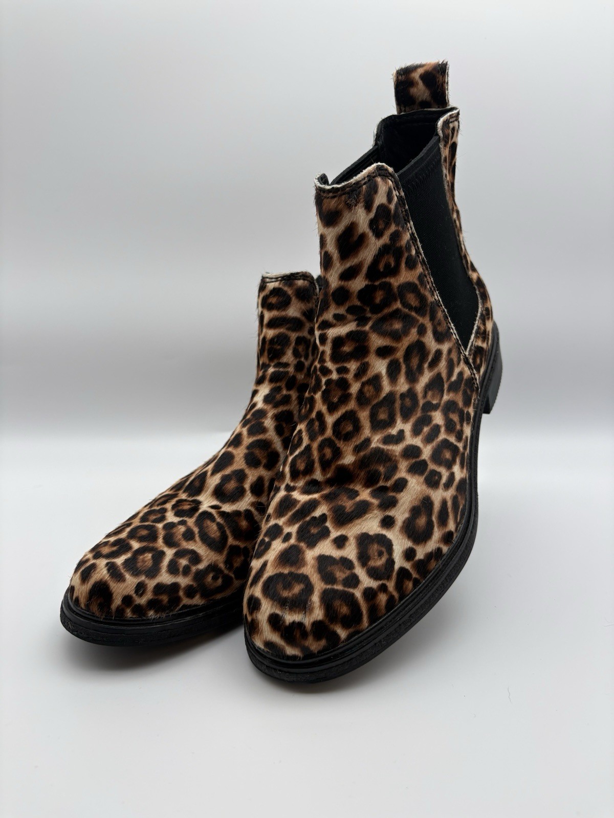Clarks Women’s Leopard Print Chelsea Ankle Boots Slip On Elastic Gore US 6 M
