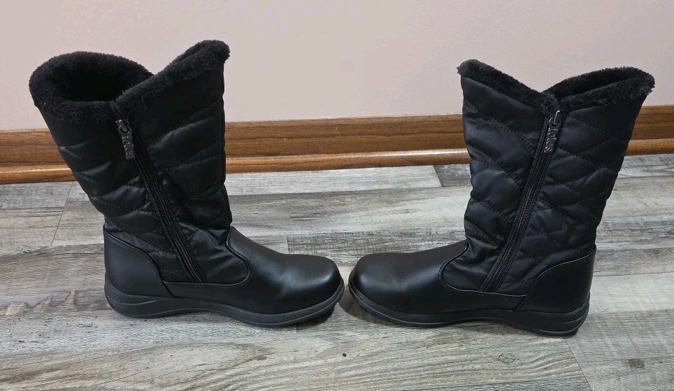 Totes Women’s Jazzy Black Quilted Winter Snow Boots Faux Fur Trim Size 10