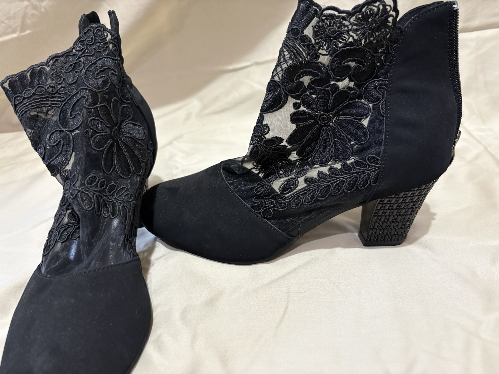 Black Lace Ankle Bootie Women’s Size 9.5 Zip Closure Floral Pattern Closed Toe