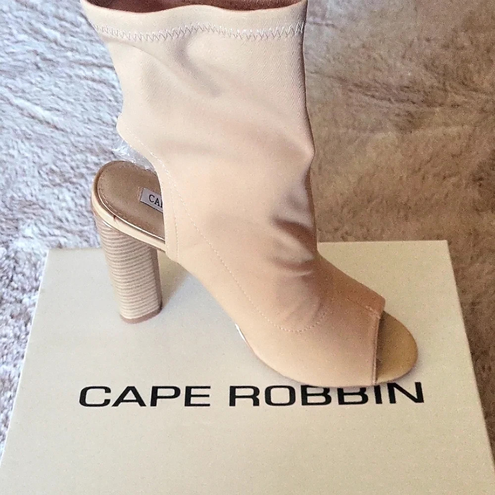 Cape Robbin Connie 3 nude color Peep Toe Open Heel Womens Size 7