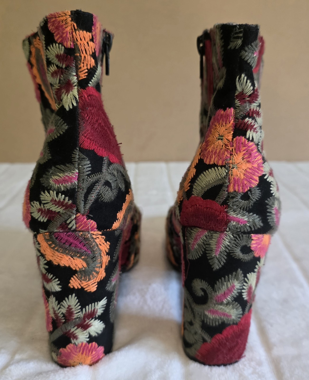 Mia Boots Women 9 Black Multi Floral Rosebud Embroidered Zip Ankle Bootie Boho