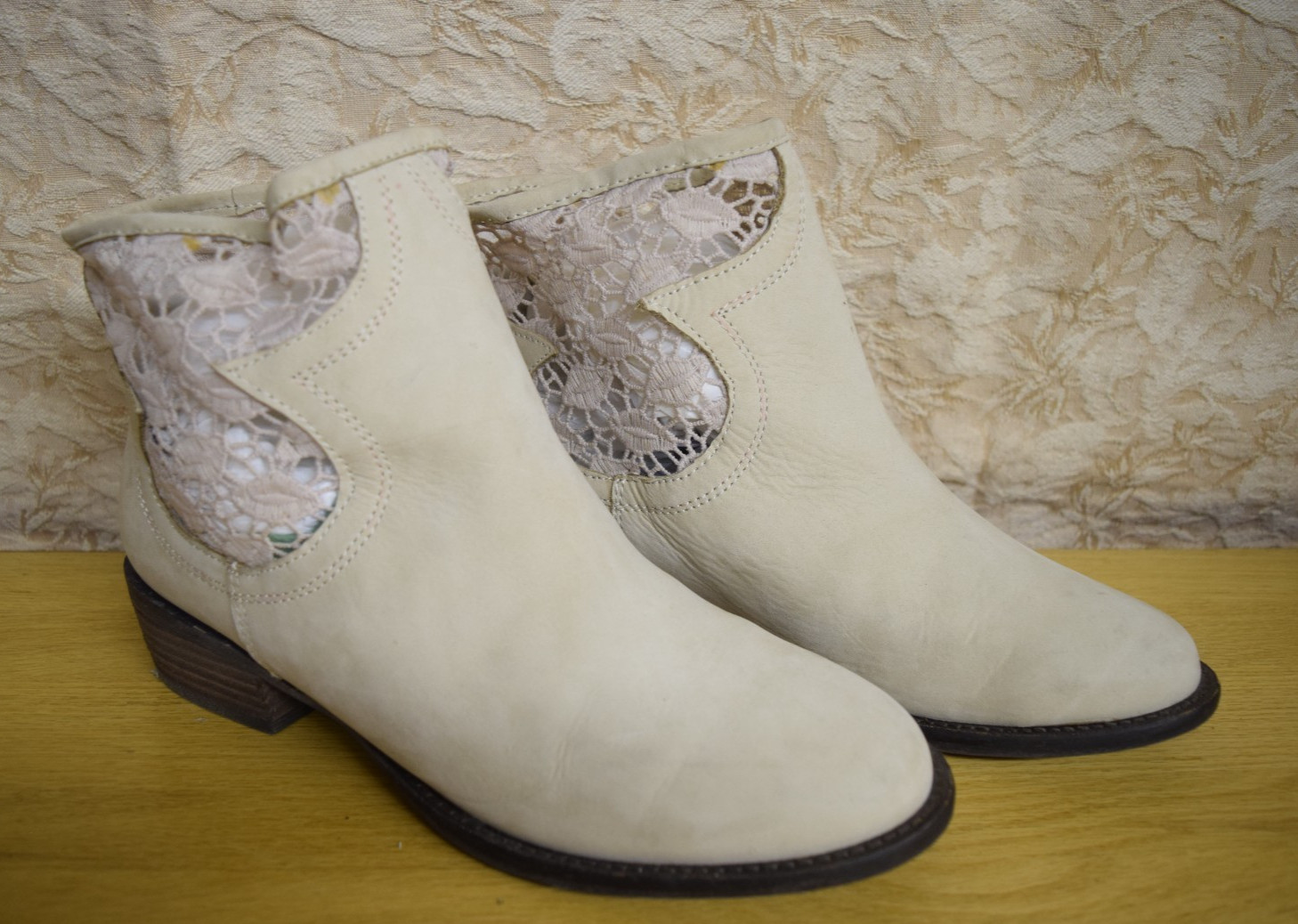 Very Volatile Ankle Boots Womens 10 Crochet Cream Leather Fairy Whimsy Cottage